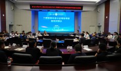 专家组由组长顾菊平传授张小刚传授、诸